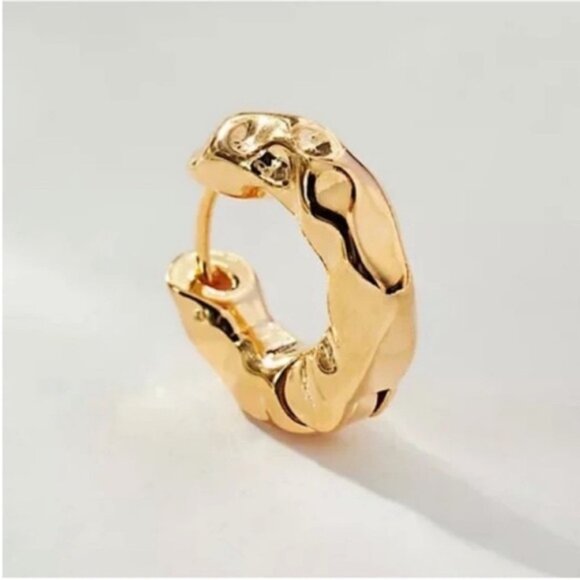 New! Anthropologie Glenn Hammered Gold Huggie Earrings NWOT - Picture 2 of 2